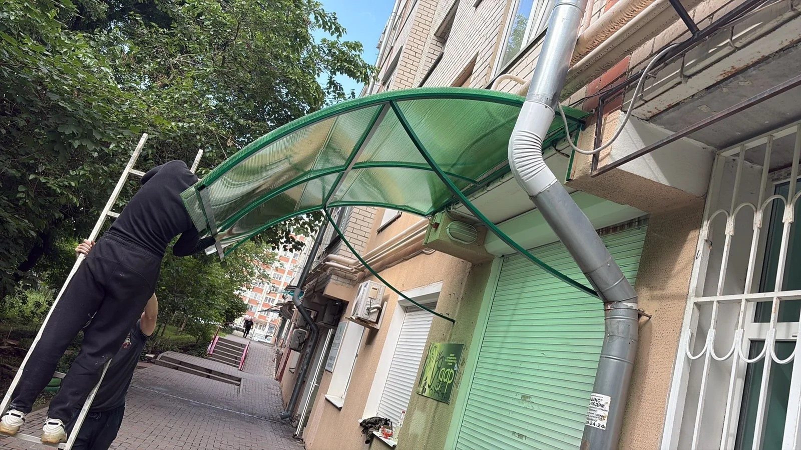 монтаж навеса из поликарбоната